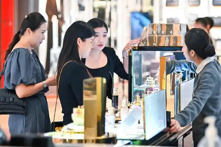 顾客在cdf海口日月广场免税店选购化妆品.(图片由cnsphoto提供)