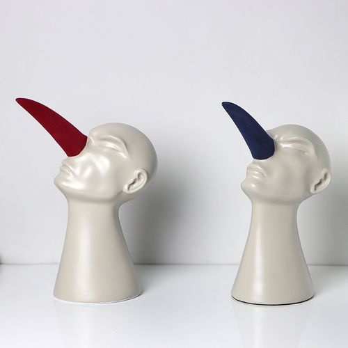 现代轻奢抽象人物蓝红色长鼻子摆件样板间售楼处客厅书房创意饰品