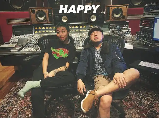 窦靖童|好友晒合影为窦靖童庆生,童童谢顶发型超搞笑,像极窦唯复制