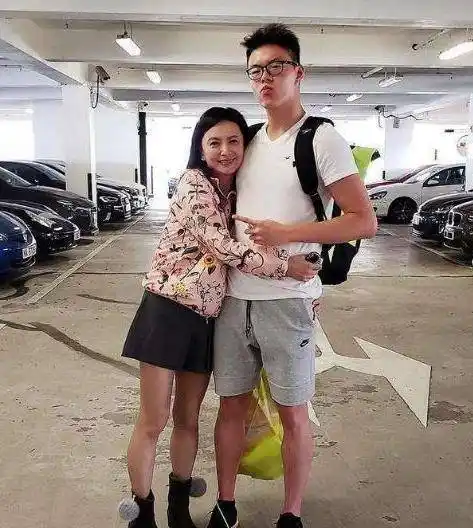 与梁朝伟在一起6年后分手,曾华倩嫁入豪门,却独自培养儿子成才_林肇基