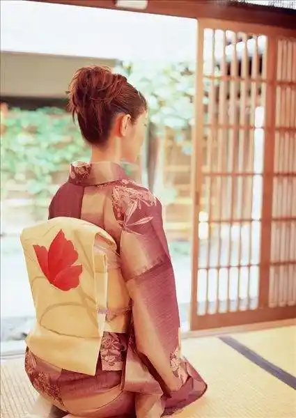 你知道日本和服后面的小垫是干嘛用得吗