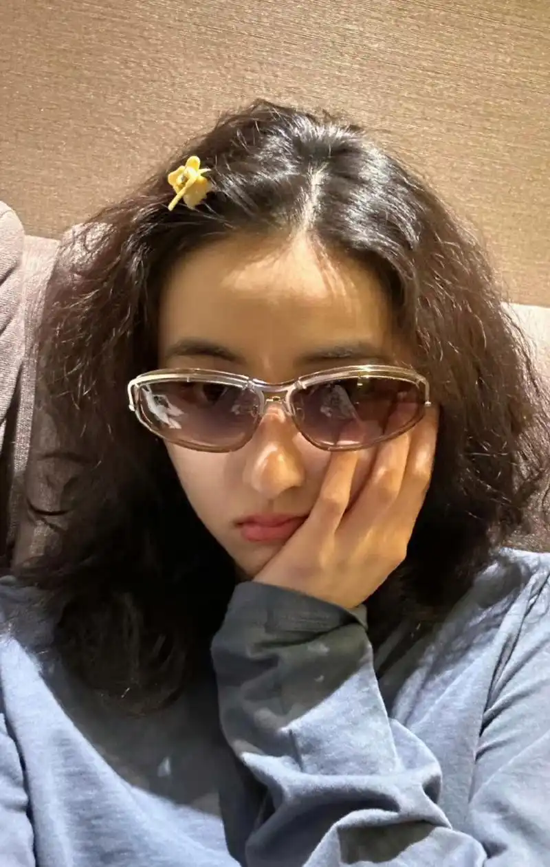 张子枫时隔三个月晒自拍,延续搞怪风格,戴着墨镜个性十足.