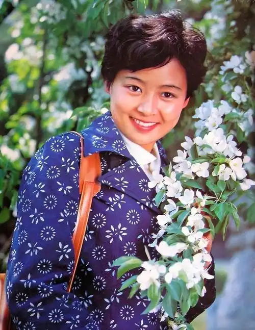 80年代,张瑜成为了一位备受瞩目的一线女星,凭借电影《庐山恋》走红