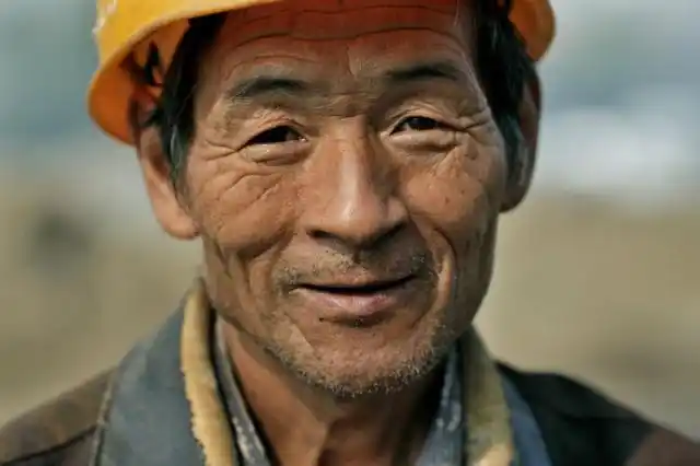 放下锄头抄起斧头