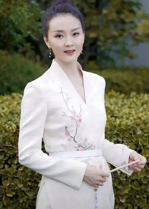 49岁王艳,身着一件紫色卫衣,青春靓丽,比实际年龄小了十多岁_生活