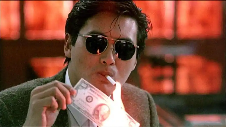 周润发在电影《赌神》中饰演帅气的"高进"一角,可谓是无人不知无人不