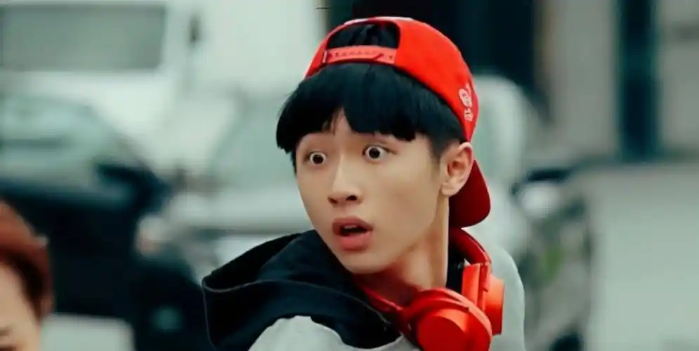 其实最明显的还要数最近张逸杰和王一博演的《我的奇怪朋友》,这时候