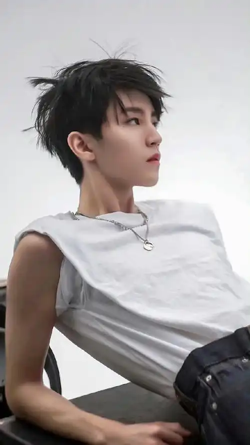 来看王俊凯名品侧颜大赏哪一面都超惊艳!