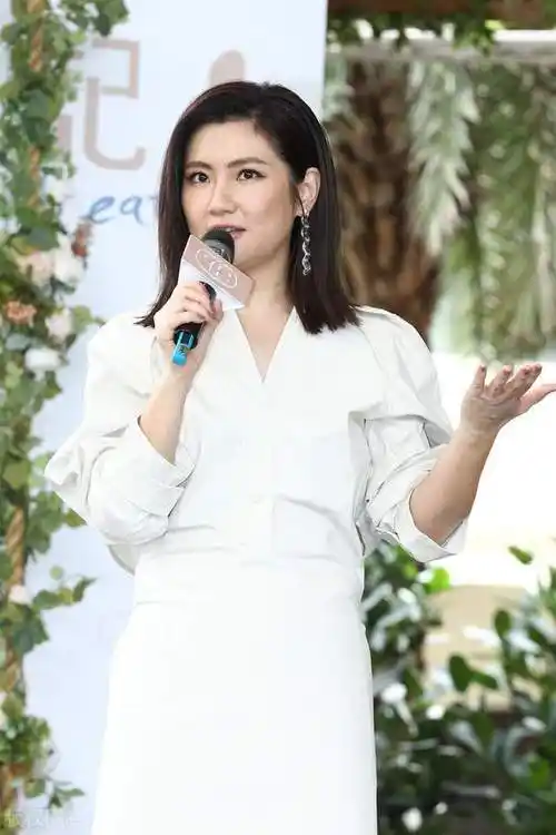 40岁的任家萱终于开窍了穿白色衬衫裙优雅干练离婚后更具魅力