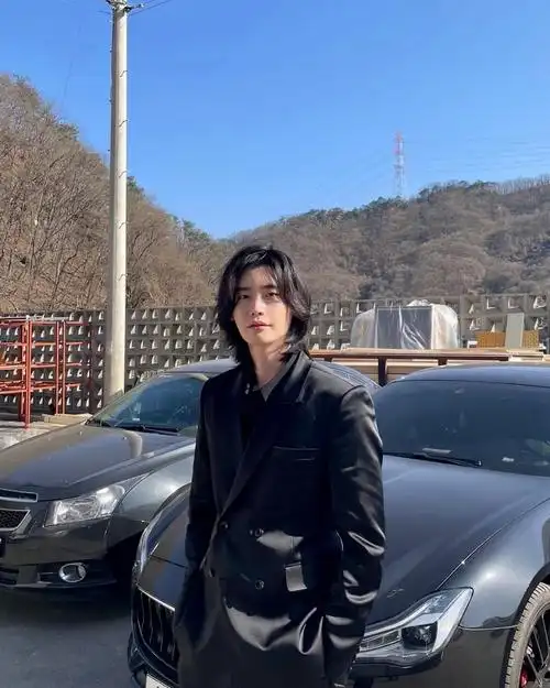 1/75月29日,李钟硕在个人社交平台晒出一组长发自拍库存照片,发型引发