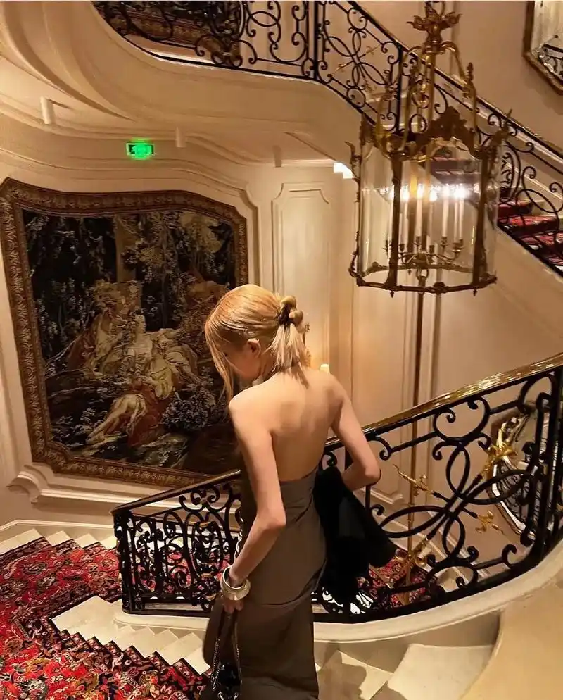 背影.#朴彩英 #rose朴彩英 #rosé #澳洲野玫瑰 - 抖音