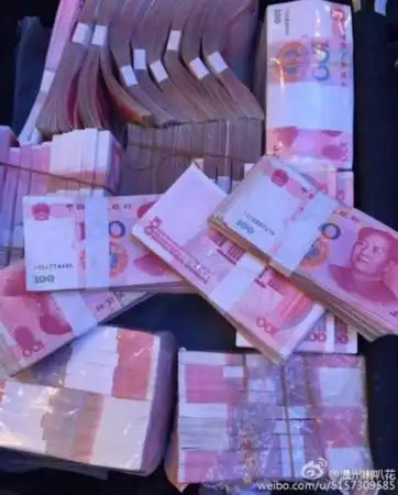 老板年会上提供80万现金 优秀员工每人可抓一把