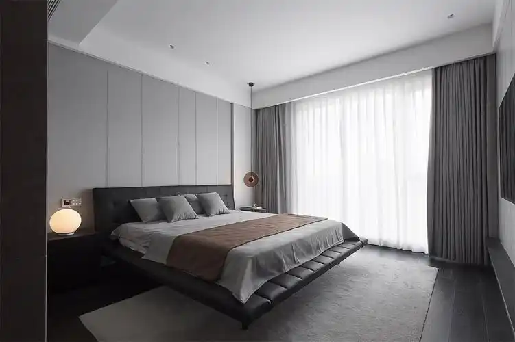 主卧设计端庄优雅,灰色背景墙搭配黑色皮质床头,目光所及皆为质感.
