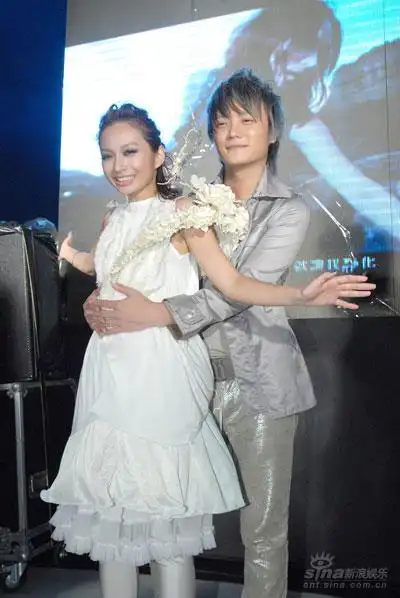 飞儿《月牙湾》首创水上播映 淡水河成露天影院