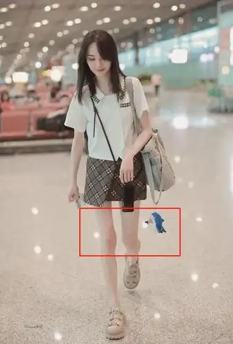 郑爽瘦成纸片人,吴谨言瘦到脖子变细,最心疼的是她,瘦成老人手