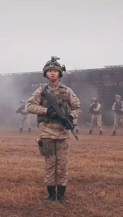 穿星空迷彩的中国女兵太a了