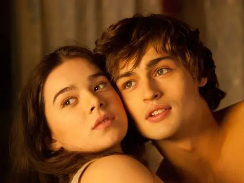 罗密欧与朱丽叶2013,海莉·斯坦菲尔德,道格拉斯·布斯 壁纸