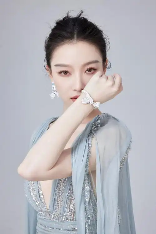 倪妮深v青绿色长裙仙气飘飘