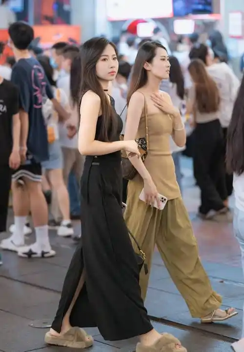 长沙街拍|黑裙姐姐人品出众_衣服