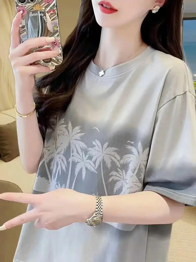 渐变色扎染短袖 t 恤女.这款 t 恤以其独特的渐变色扎染工艺