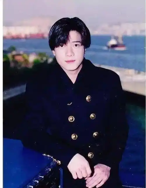 郭富城早年照片曝光,奶油小生的造型搭配忧郁眼神,帅气迷人_发型_潮流