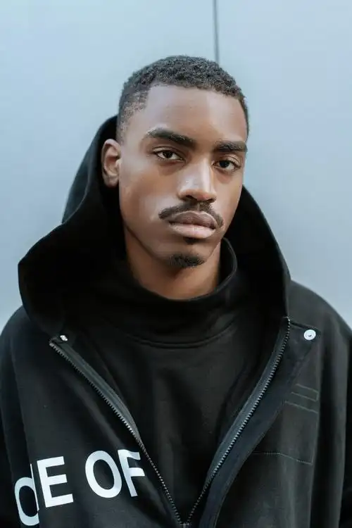 眼睛无神的非洲男子