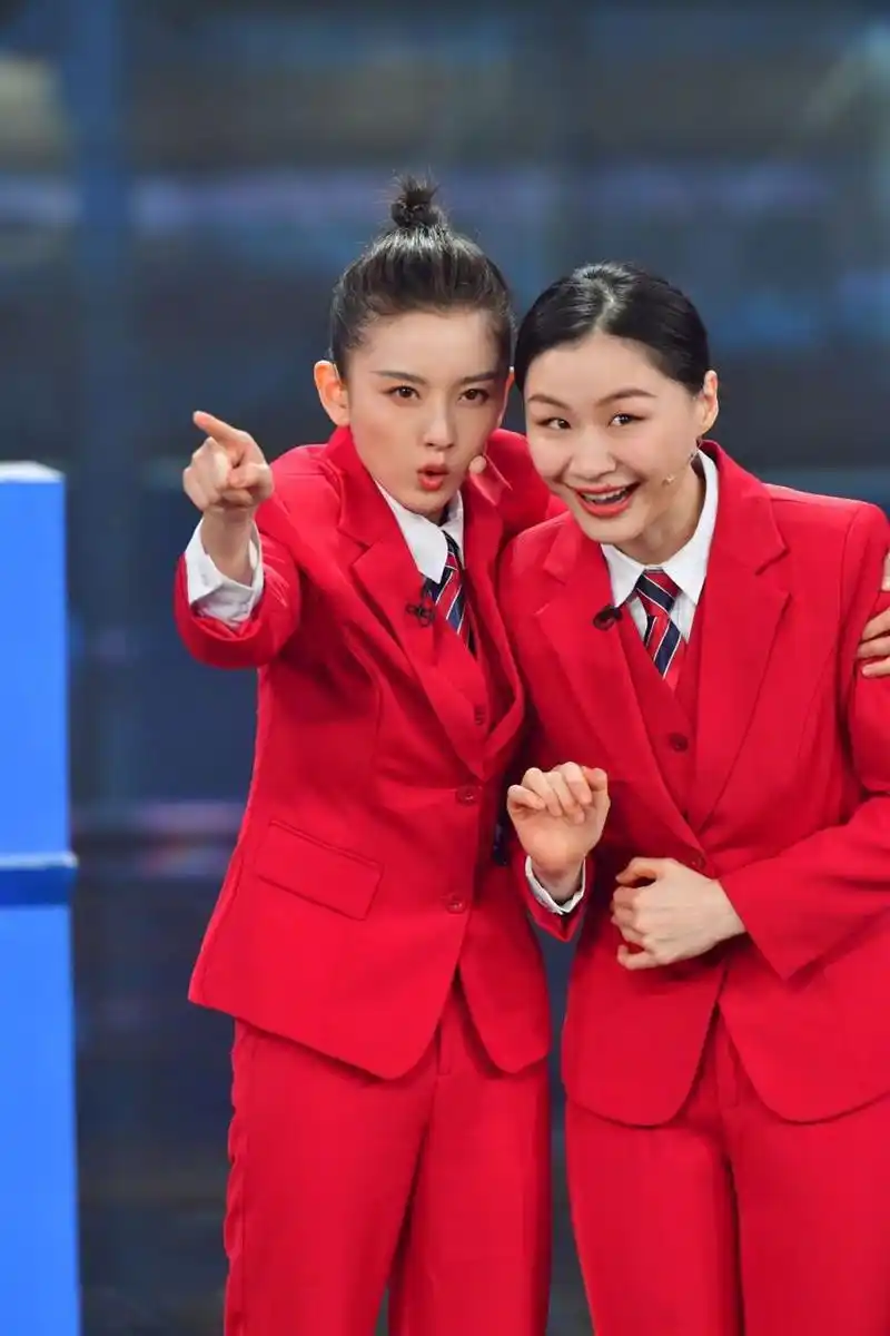 宋祖儿一身红色西装,在春晚舞台上演小品《机场姐妹花》,真的太有趣了