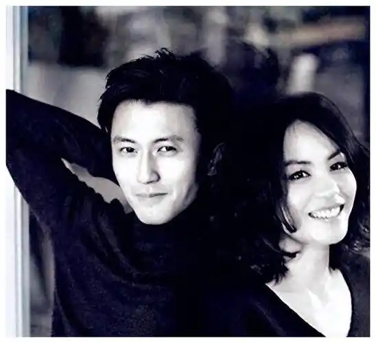 王菲谢霆锋日本回国王菲用拳头撒娇男帅女靓穿搭超时尚