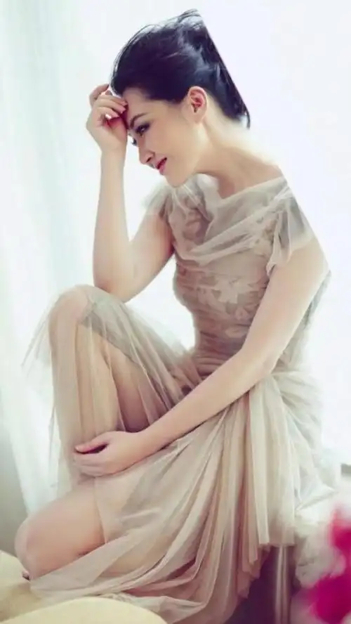 50岁许晴风姿百媚有韵味既有好身材颜值又在线丝毫没有年龄感