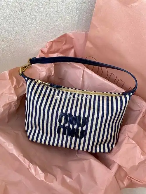 miumiu帆布饭盒包蓝色