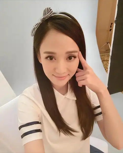 陈乔恩出生在台湾省的一个非常普通的家庭中,但她的童年并不幸福,她在