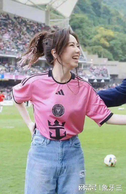 梅西不上场引争议道歉的高海宁和救场的邓紫棋一对比高下立判