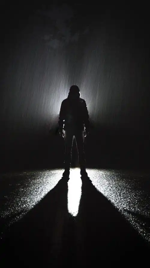 男人淋雨伤感背影1366x768分辨率下载,男人淋雨伤感背影,高清锁屏图片