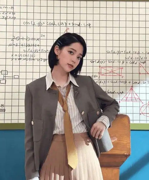 欧阳娜拍摄学院风写真,jk制服青春洋溢,短发造型清爽灵气|欧阳娜娜