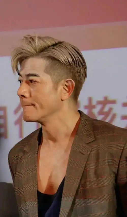 但是,仔细的粉丝们和网友们在赏析郭富城新发型的前提下,也注意到他