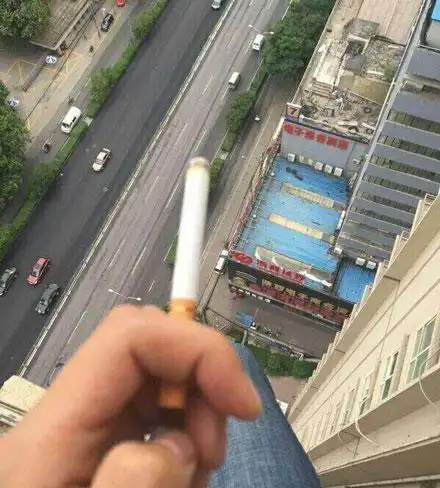 老王一个人静静地坐在楼顶,紧皱着眉头.