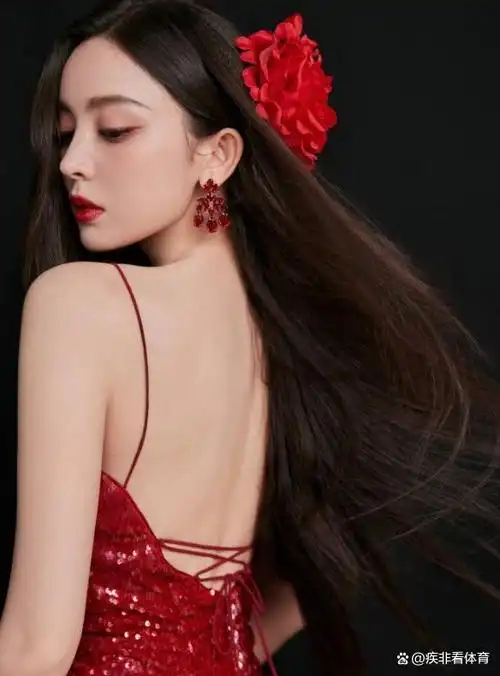 古力娜扎身着红裙惊艳登场,瞬间成为迷人焦点!