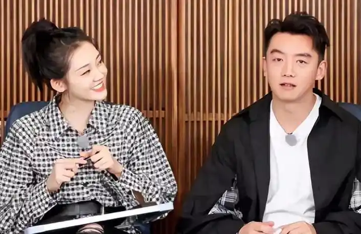 苗苗晒全家出游画面老公郑恺带娃超有耐心在零食面前仍是少年