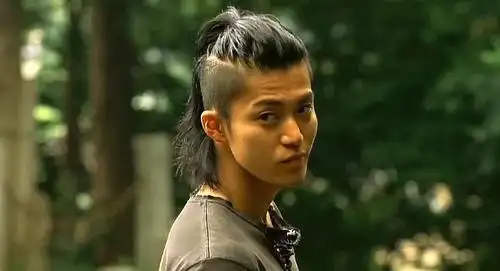 这个发型是出自日本,日本浪人的感觉,不过很酷的   长度15厘米就可以