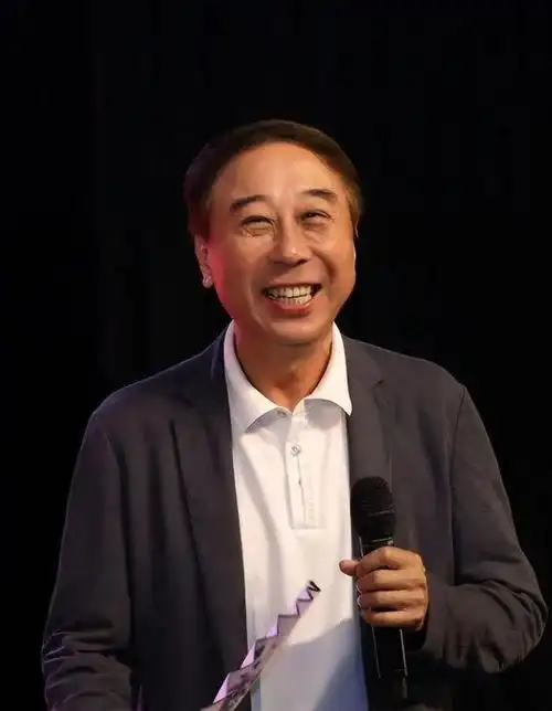 相信大家对于冯巩这个人肯定不算陌生,因为小时候大家都会看到过他的