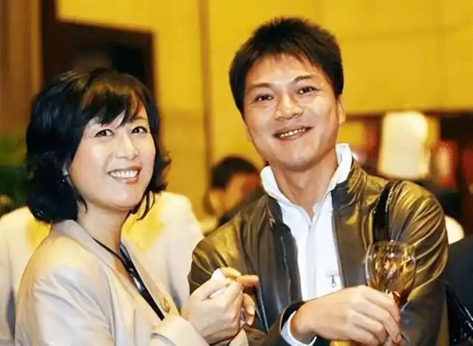 吴玉芳:嫁"乒乓王子"江嘉良隐退生两女,恩爱34年,幸福美满_表演_电影