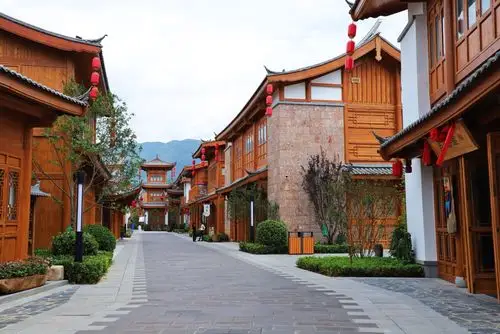 丽江雪山小镇是新开发的现代化仿古小镇,这个面的建筑都是传统的