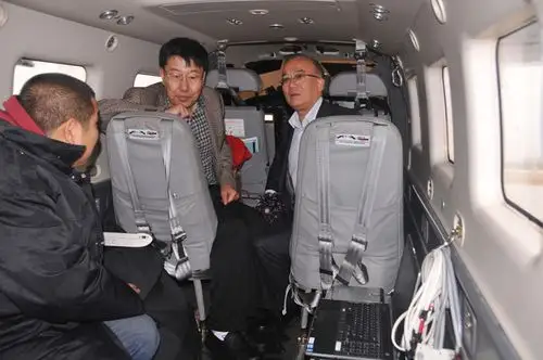 测绘地理信息局局长王重明顶着风,冒着雨来到呼和浩特毕克齐机场,看望