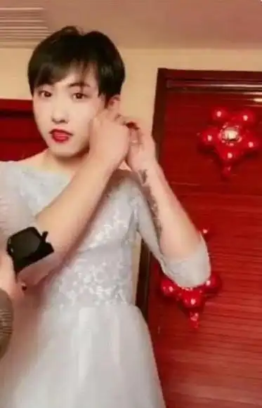 伴娘|小伙|男扮女装_新浪新闻