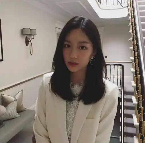 18岁甩掉顶流男友,转身又撩选秀爱豆,她可比綦美合