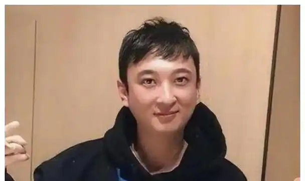 王思聪又换新欢一身大牌亲密搂美女逛街女友小羽发文疑吃醋