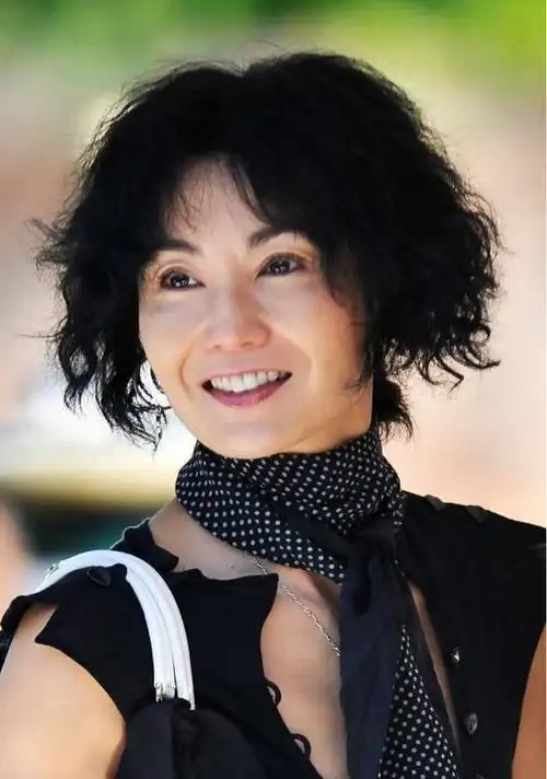 张曼玉气质折服了我普通的背心和牛仔裤用丝巾穿搭出高级感