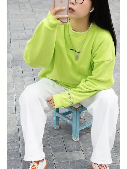 ootd绿色卫衣配白裤子yyds