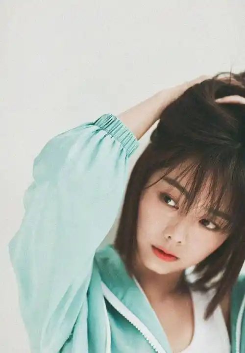 谭松韵波波头造型真减龄!