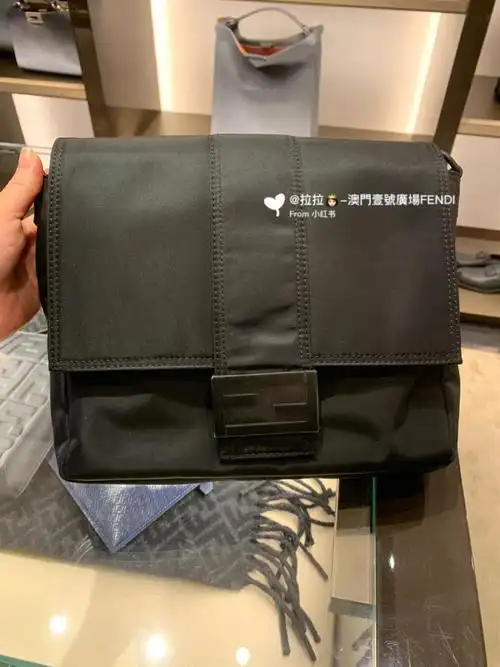 面料轻便又耐用款式低调百搭95配有可调节长度肩带#fendi  #芬迪